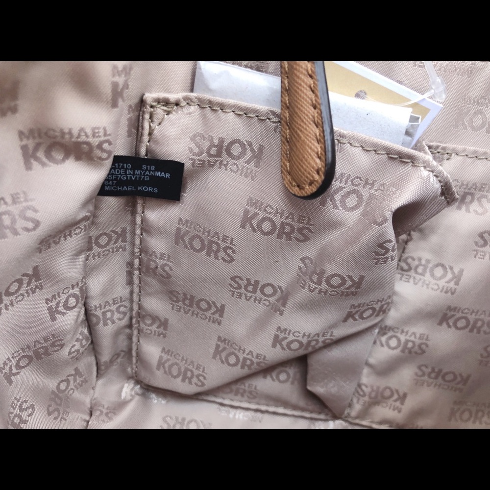 Gaby’sBags👜💕- NWT Michael Kors Large Chain Purse - Picture 7 of 8